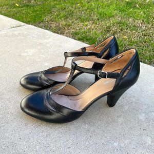 NWOT Retro heels, t-strap - Naturalizer 10 WIDE